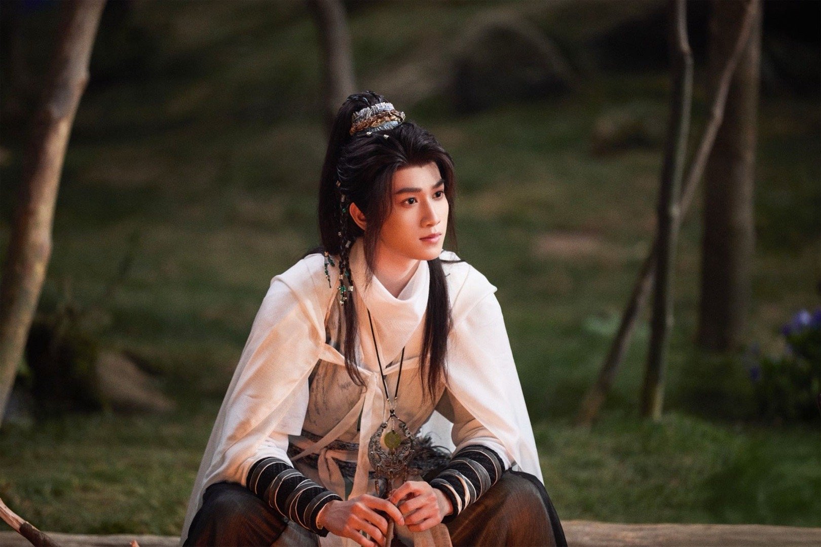 建议林允开通《敖子逸片场行为图鉴》专栏！从叼着棒棒糖研读剧本到裹着羽绒服蹦跶取暖