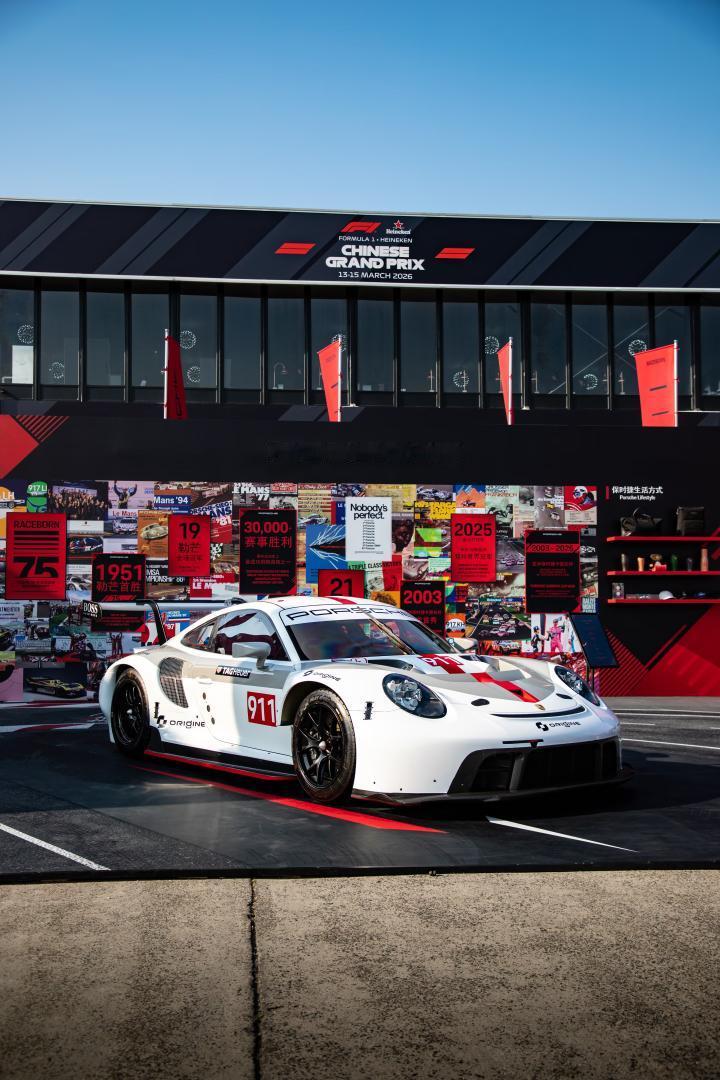 基保时捷911RSR，基于量产跑车改装的GTE组别赛车，更贴近民用车型，而且改装
