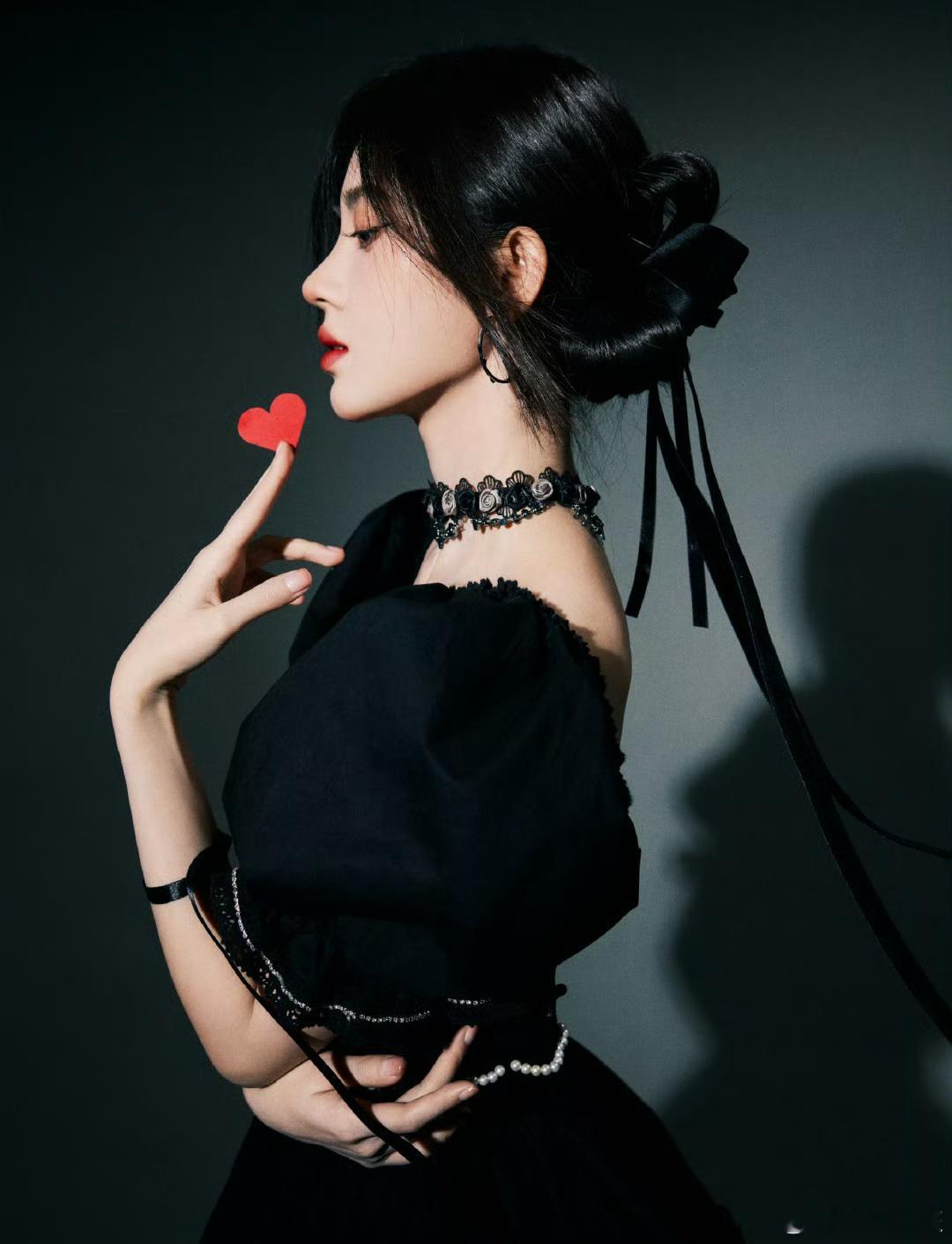 #鞠婧祎 暗黑魔女#在光与影的交织中，黑色呈现出无比的魅力。它汇集了所有的颜色，