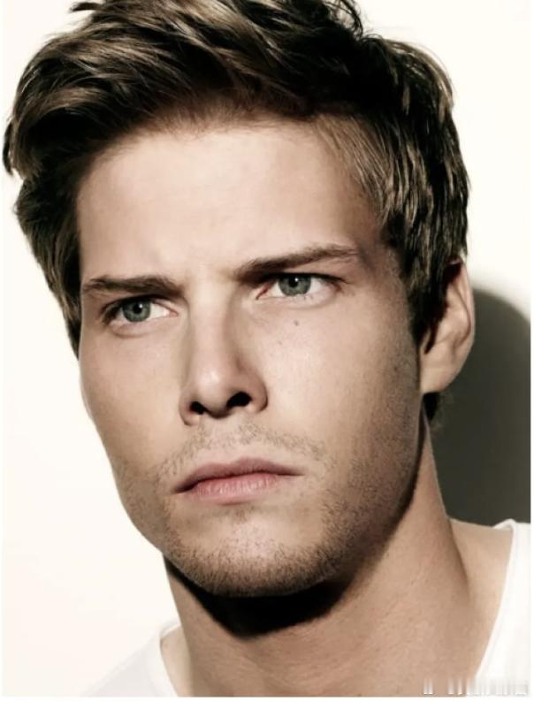 【《首席女法医》剧集迎新员】《单身毒妈》男星亨特-帕里什加盟亚马逊新剧《首席女法