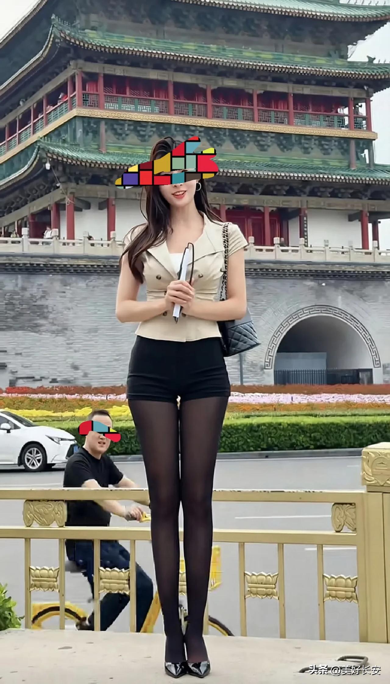西安钟楼什么时候成山东的了？

网上刷到这个视频，有个美女主播站在西安钟楼跟前，