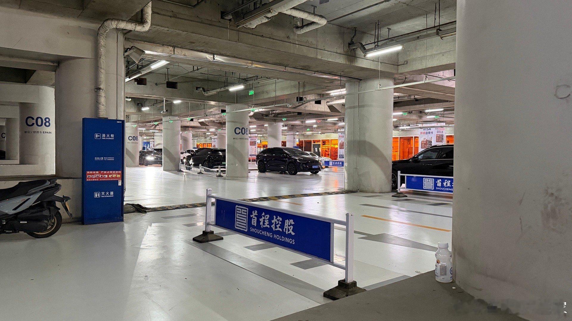 终于不再满眼的藏ABCD了！终于京字头了[鼓掌]不过在停车场的地上发现了一滩可疑