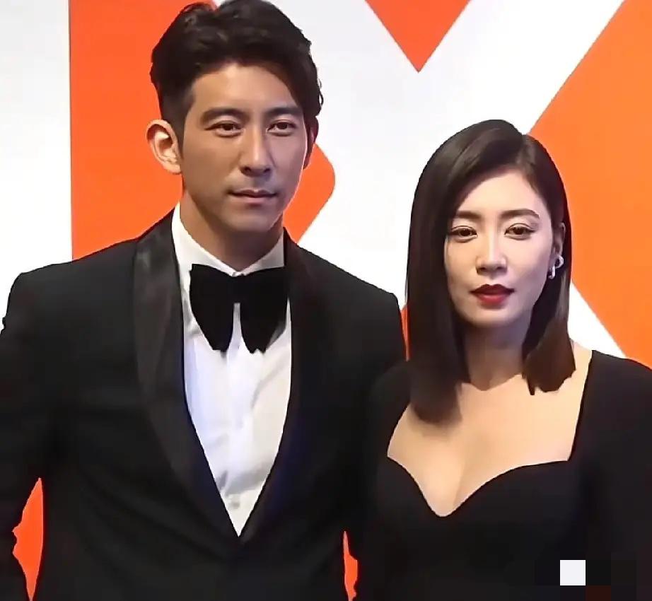 现在最伤心的人，
估计就是贾静雯了，
她都50岁了，老公修杰楷却被抓，还是当着孩