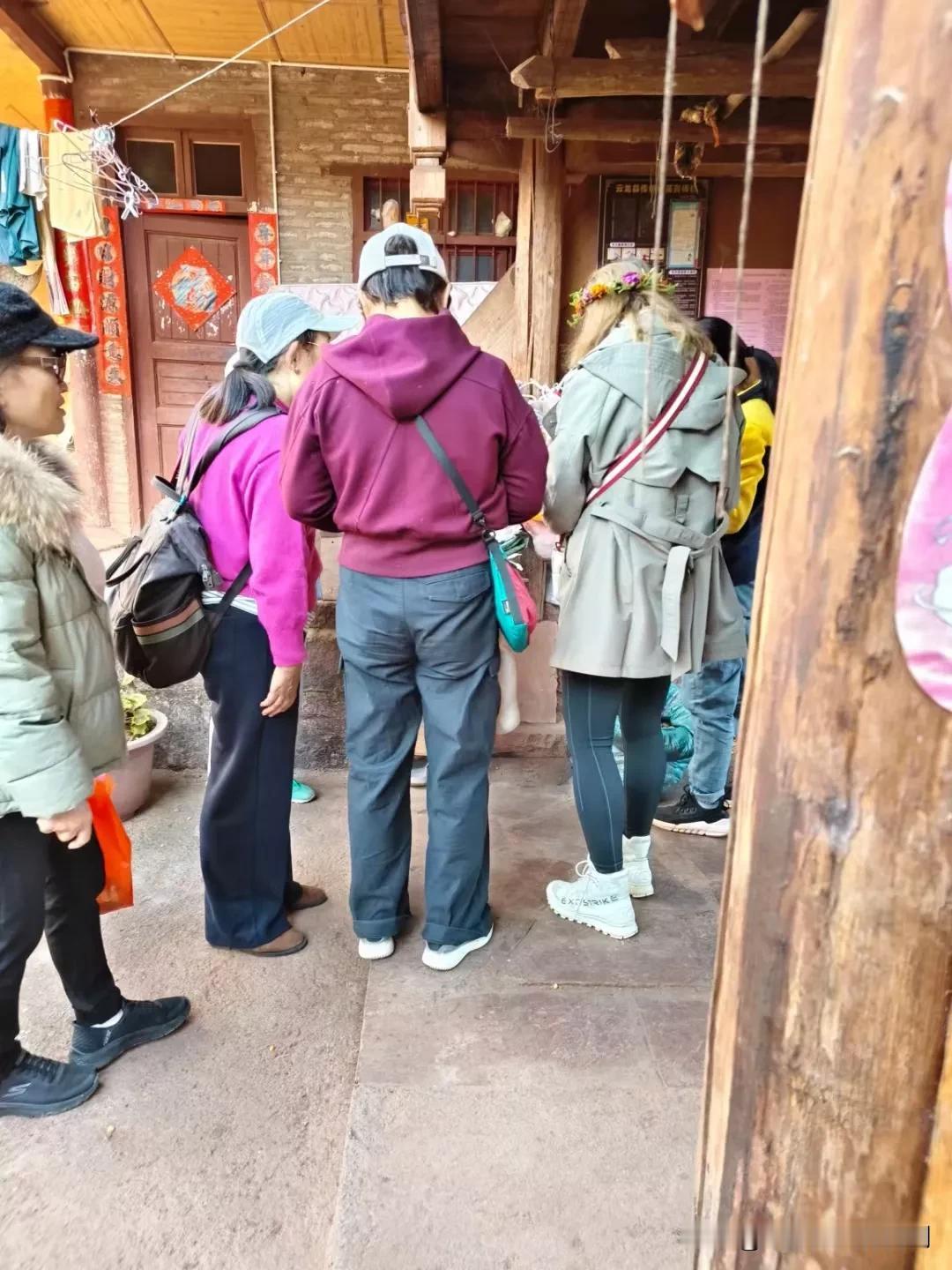 每天几千，几万的游客，走进了。古老的民族村子。感受一下古老的千年白族人的生活，也