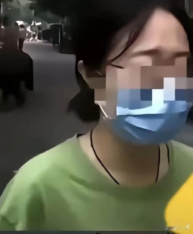 父亲弄丢了女儿养的狗，女儿直接抬手给了父亲一巴掌，并扬言：“找不到小狗，我永远都