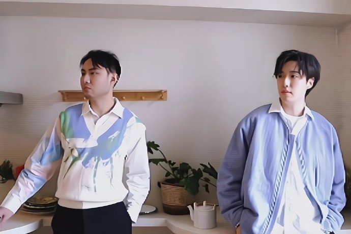 张哲华去看鑫仔电影首映礼了两年前鑫仔现身撑张哲华电影首映，如今张哲华专程到场看完