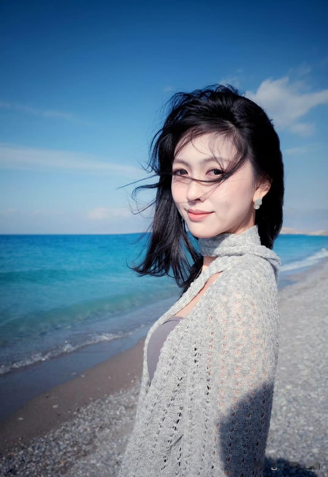 海边漫步，阳光洒满发梢，享受美好时光