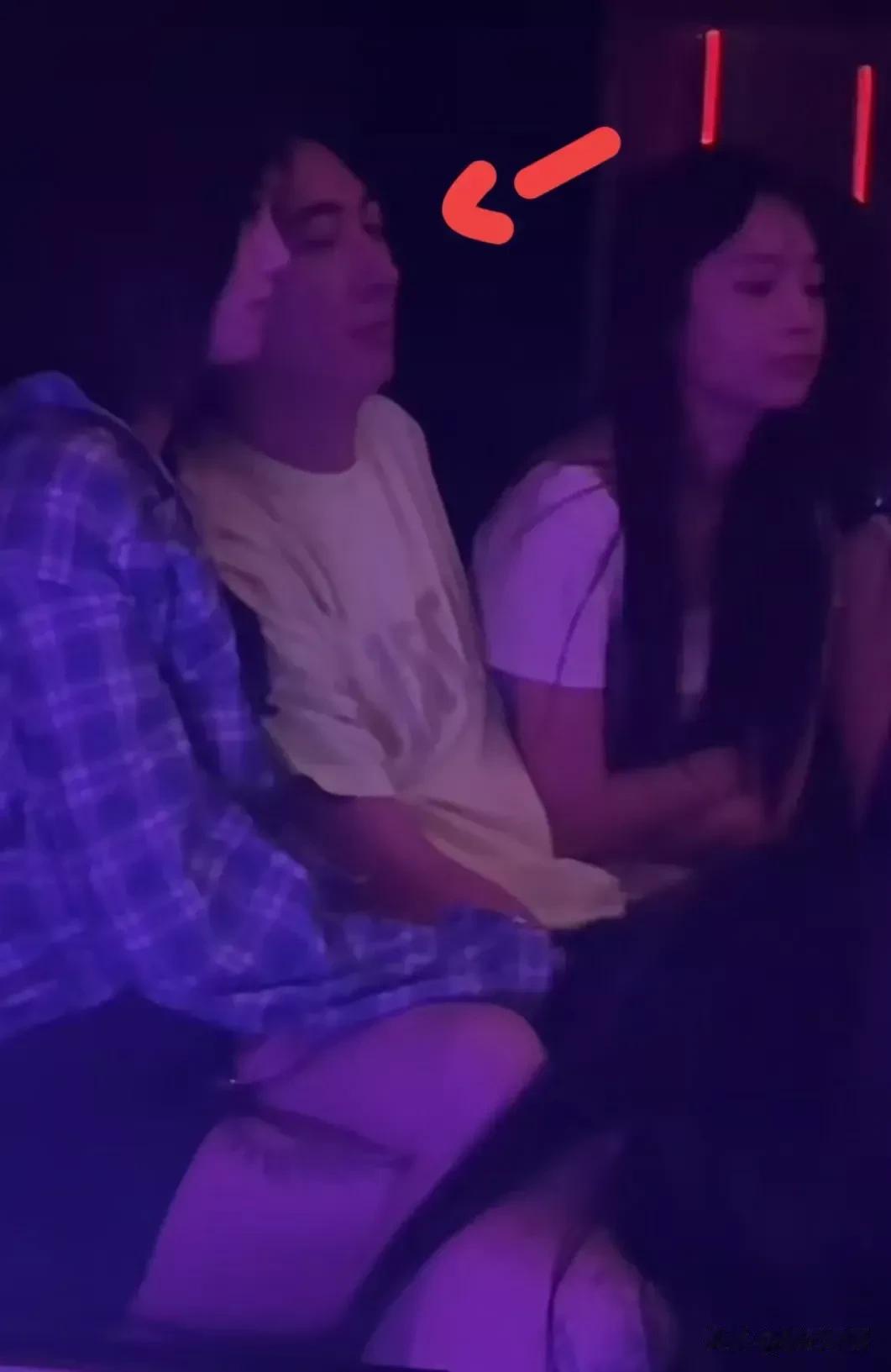 为什么王思聪去酒吧玩那么深受女生喜欢呢？看到王思聪去酒吧玩耍，身边也是有两位美女