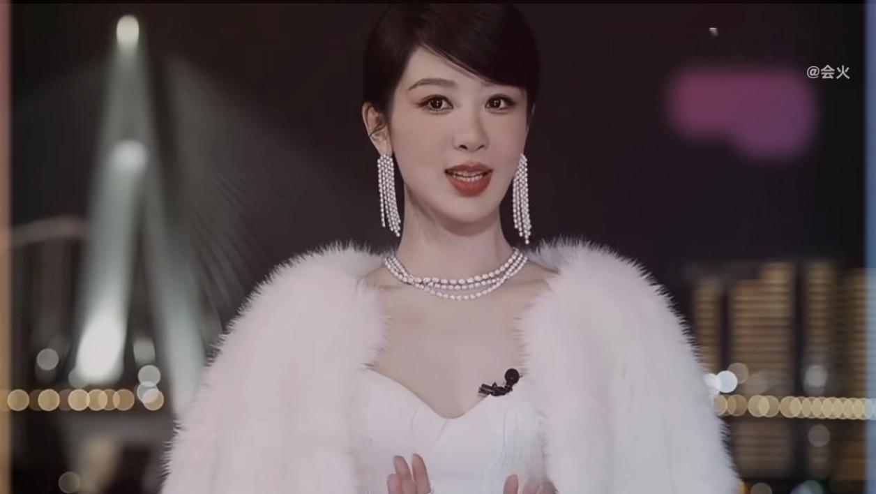 杨紫说自己穿的是假貂“这身貂是假的，是聚酯纤维的”大大方方，挺好