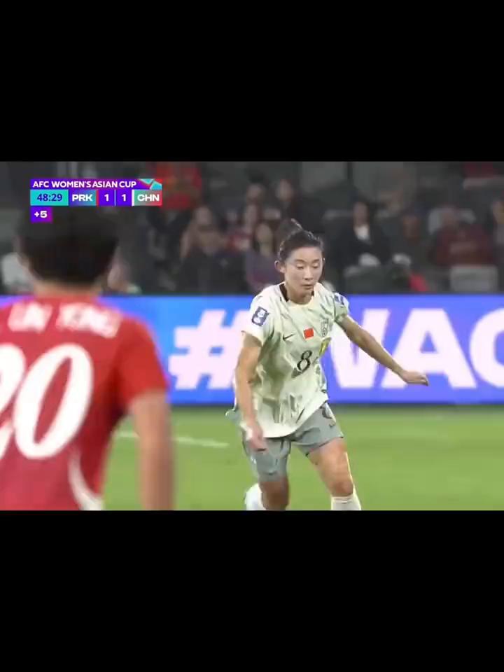 而且能力也很强。看看这一次的机会，上半场临近结束的时候。