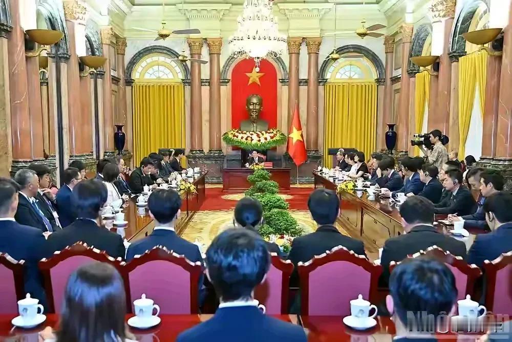 “我的主场我做主”，东道主梁强在会见日本青年代表团时，采用了“梁强单独坐主位，代