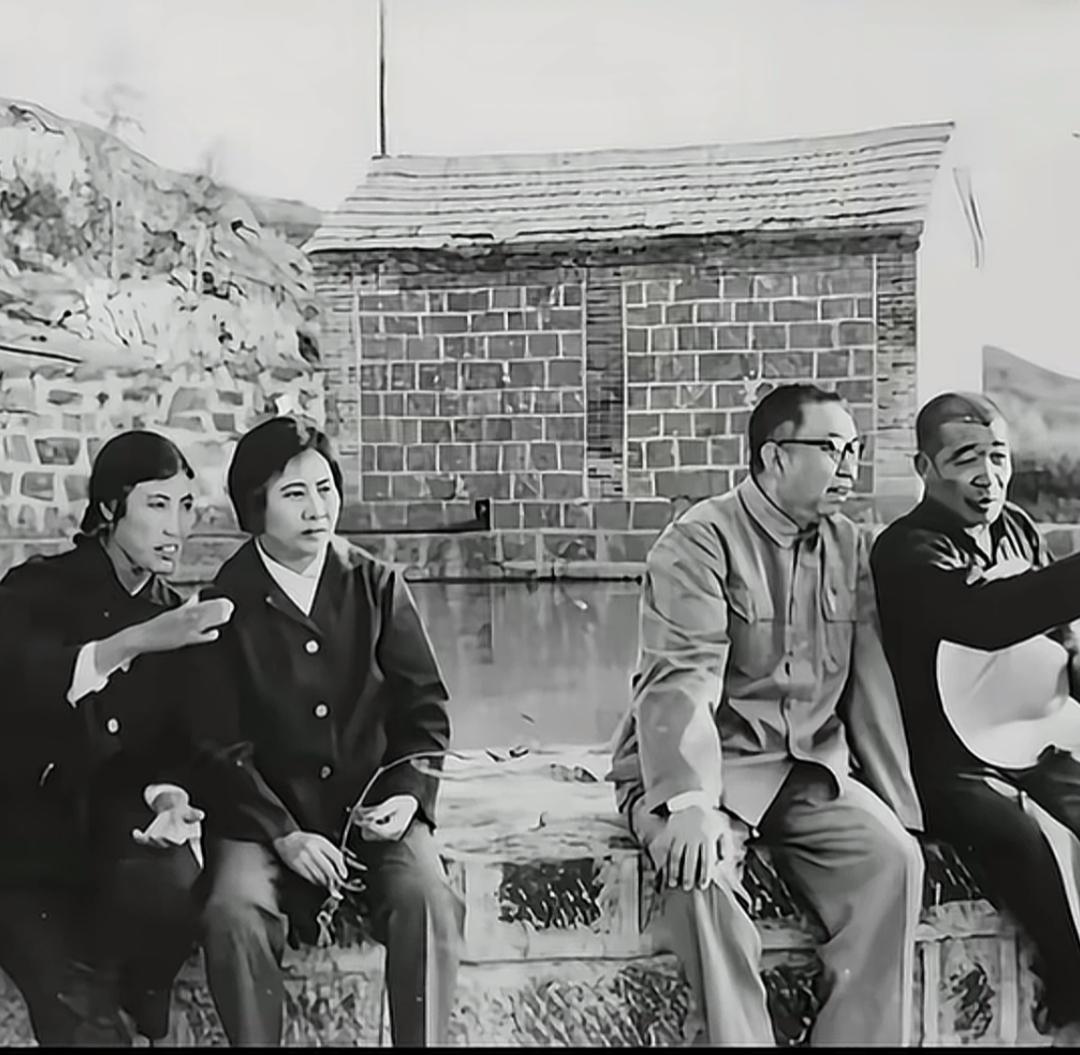 旧时光里的惊艳照片这张照片我是头一次看到！相信看过的人不会太多！能说出照片中四个