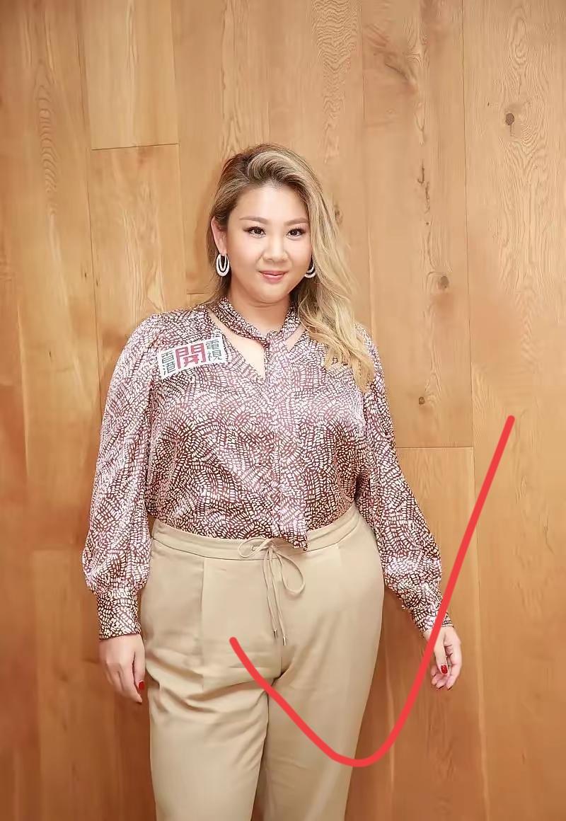 肥姐沈殿霞走时，没给女儿郑欣宜留下金山银山，只留下一把冰冷的锁。
 
那把锁锁住