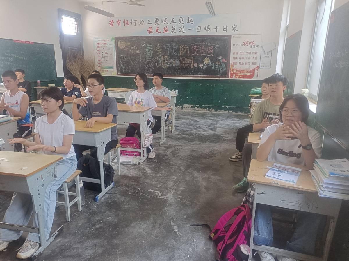 高考390分的考生，父母没抱怨，反夸孩子努力。考完就打工，给家人老师都买了礼物。