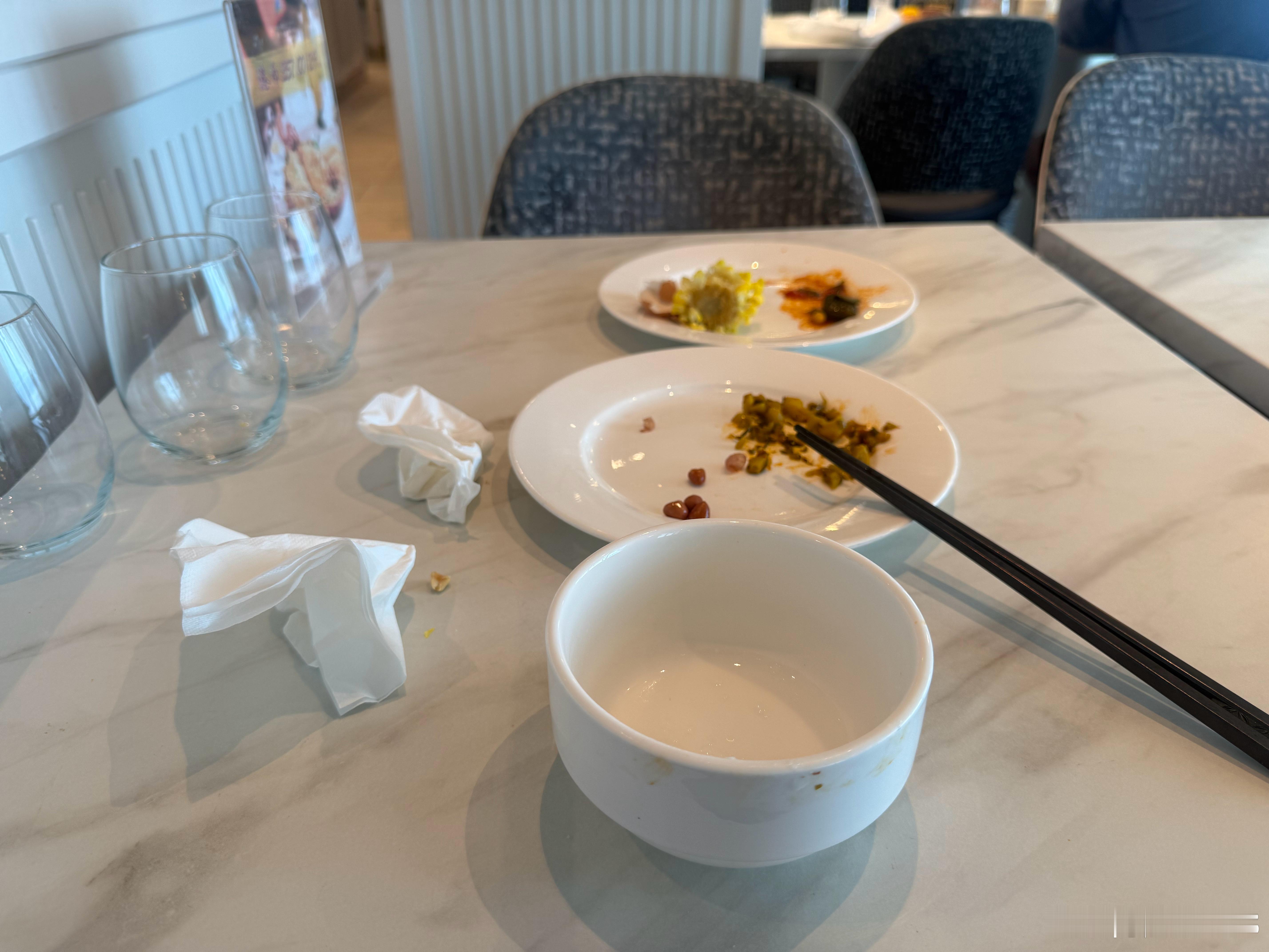 在船上吃早饭，背后一桌，一个年轻男人在和一群老阿姨们聊天，天南海北聊的不亦乐乎，