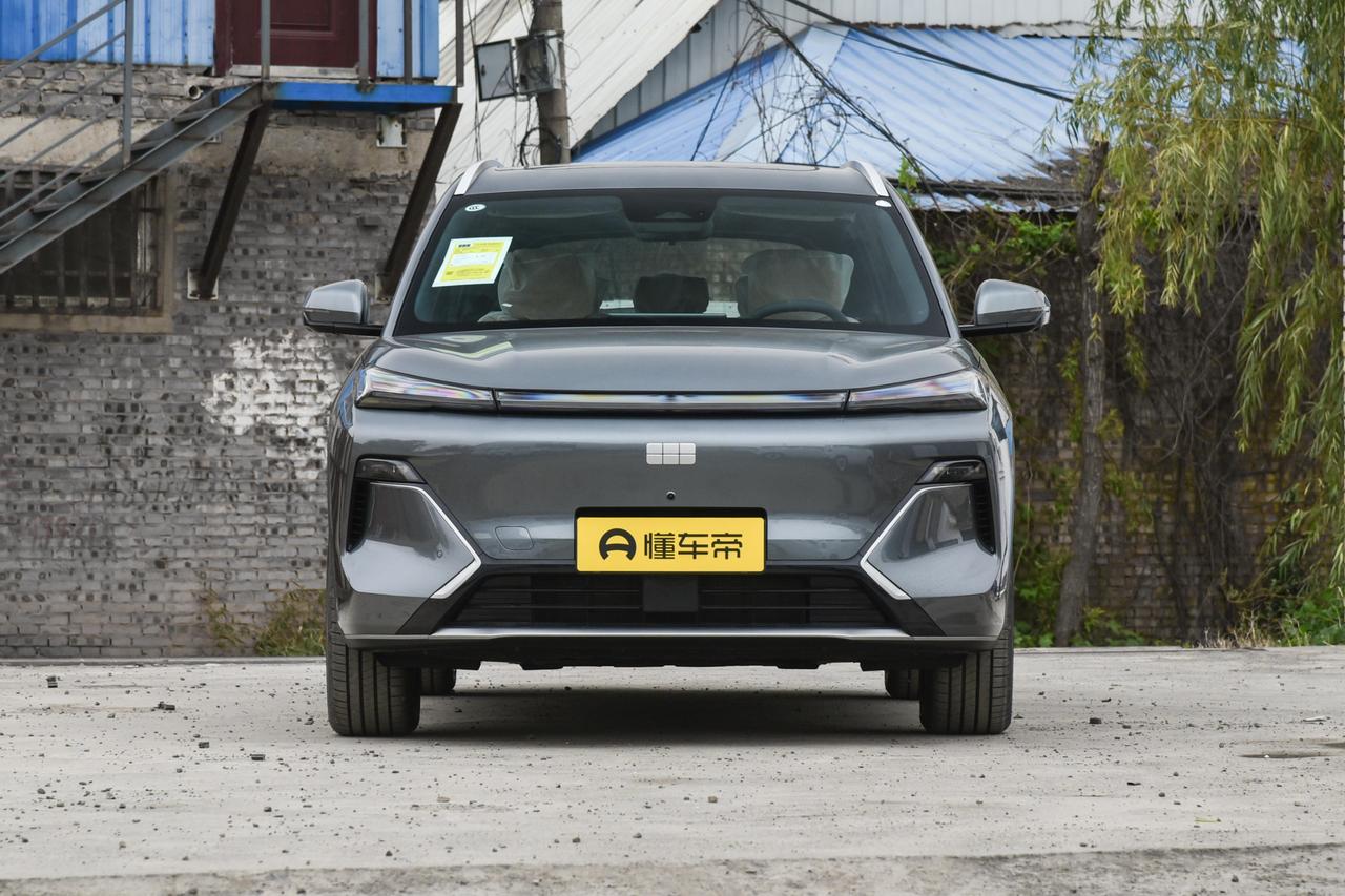 送车给岳父，不是比谁参数高，是看他早上拎着渔具上车时舒不舒坦。
他不看续航数字，