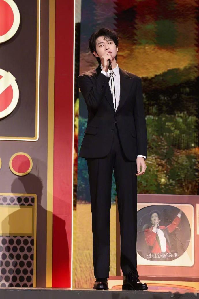 魏大勋魏大勋杨迪你们不要再打啦魏大勋杨迪你们俩真的够了！玩香蕉节拍器玩出互殴现场