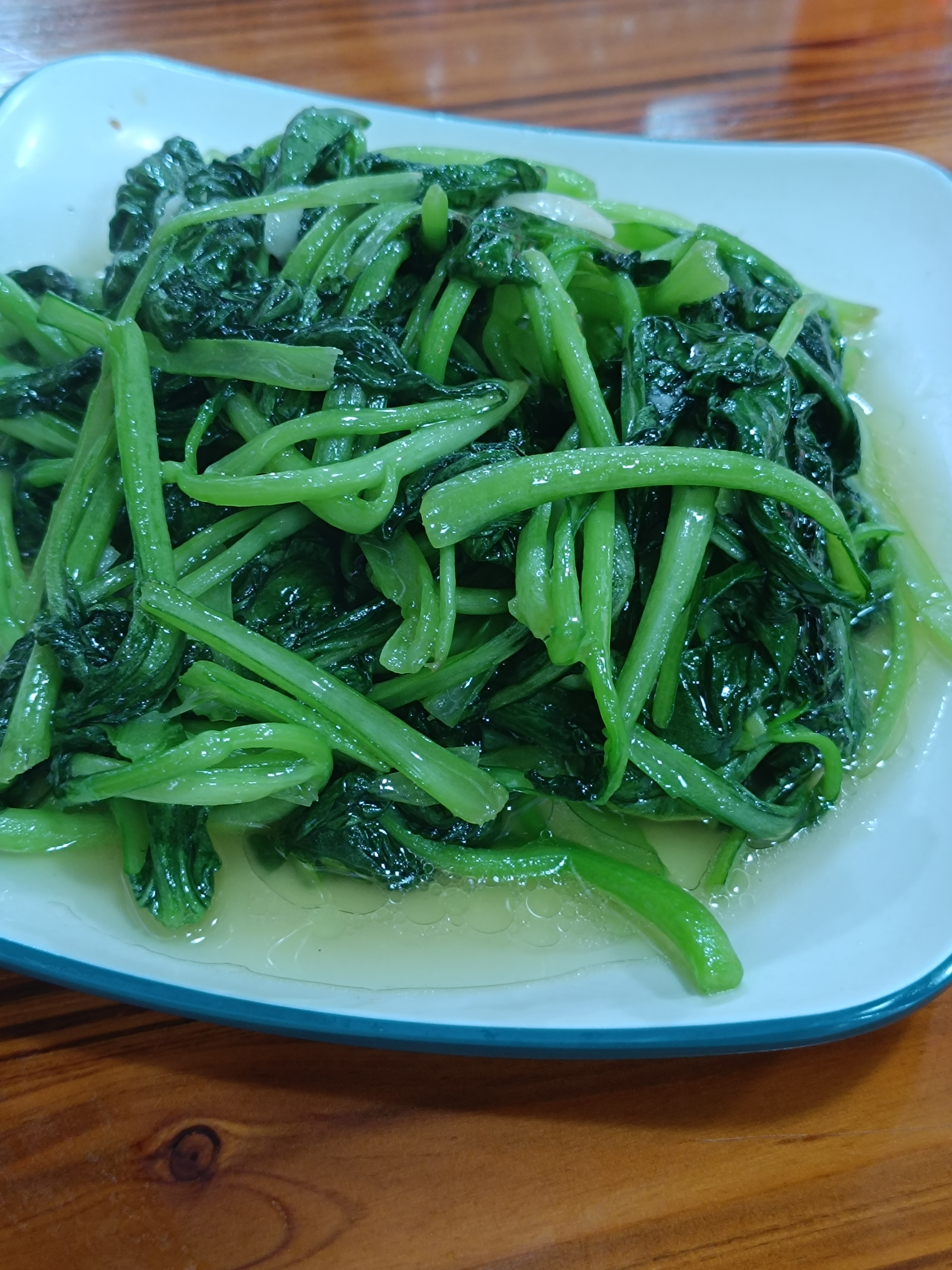 点了一份青菜配馄饨，感觉点菜那位都要打我了(馄饨太油腻我只吃了三个，黄山无美食比