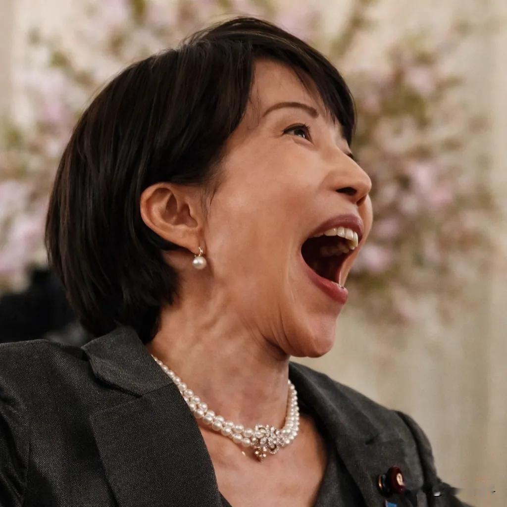 高市早苗上《纽约时报》头版了！很夸张，纽约时报专门用白宫拍的这张照片来当做新闻的