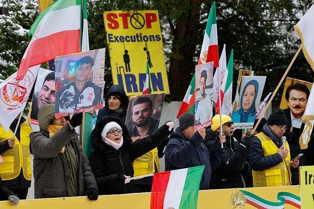 【抗议加剧！在伊朗，抗议者用火障封锁道路】
据BBC报道，伊朗多地抗议者设置火障