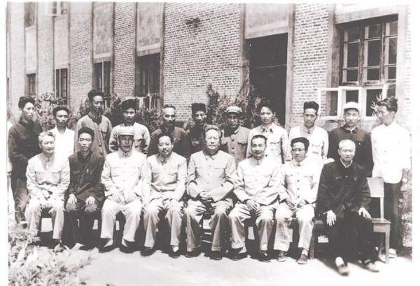 毛泽东被捕后，在押去处死路上，突然对一名团丁说，老哥，我腿疼，团丁走近后，毛主席