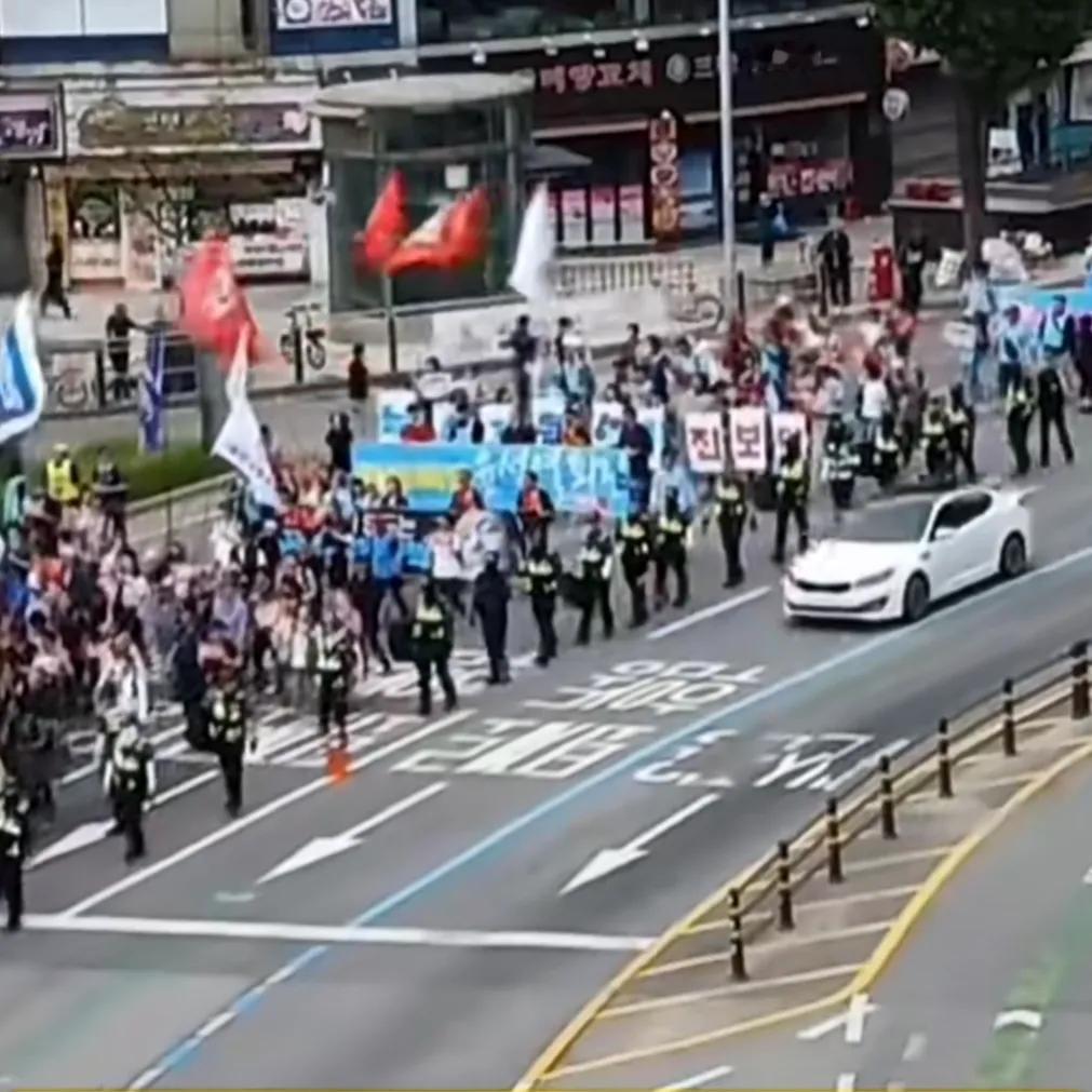 韩国首尔百万民众游行示威：不想做第二个乌克兰！

“不当美国佬的炮灰”这句话说出