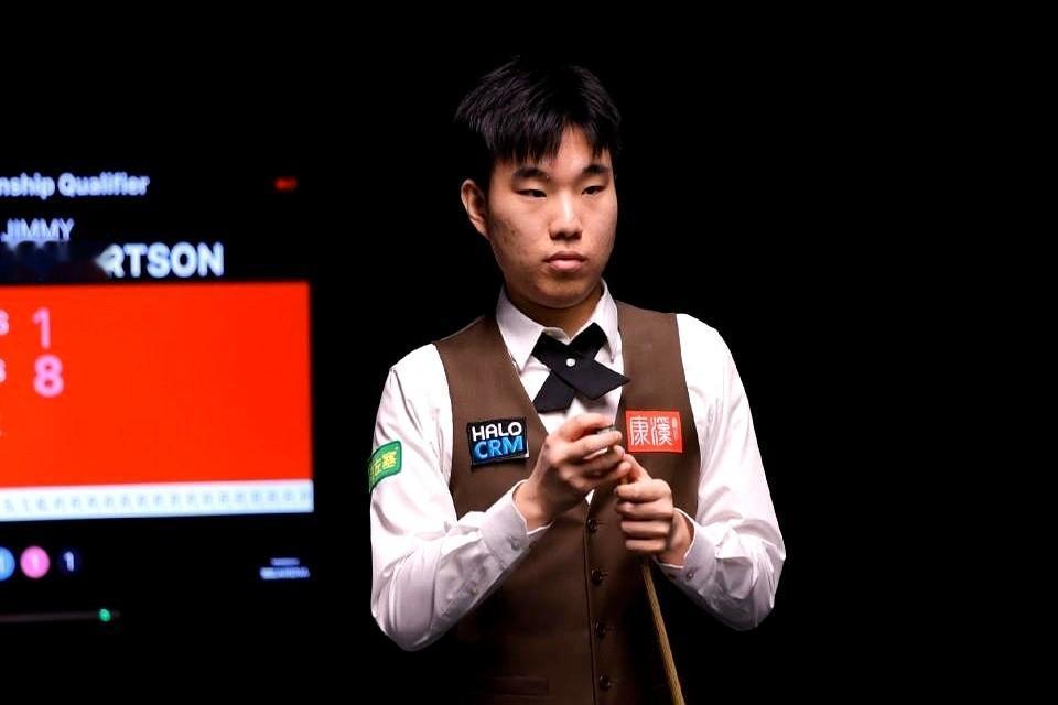 今天凌晨两点的斯诺克世锦赛首轮，范争一手里那根球杆，承载的可不止是输赢。
这是一