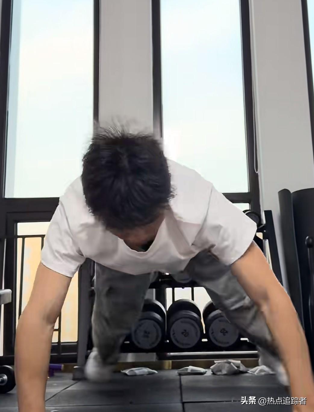 今晚，谢浩男的好友海军更新了一条视频。视频中，海军正兴致勃勃地进行平板支撑挑战锻