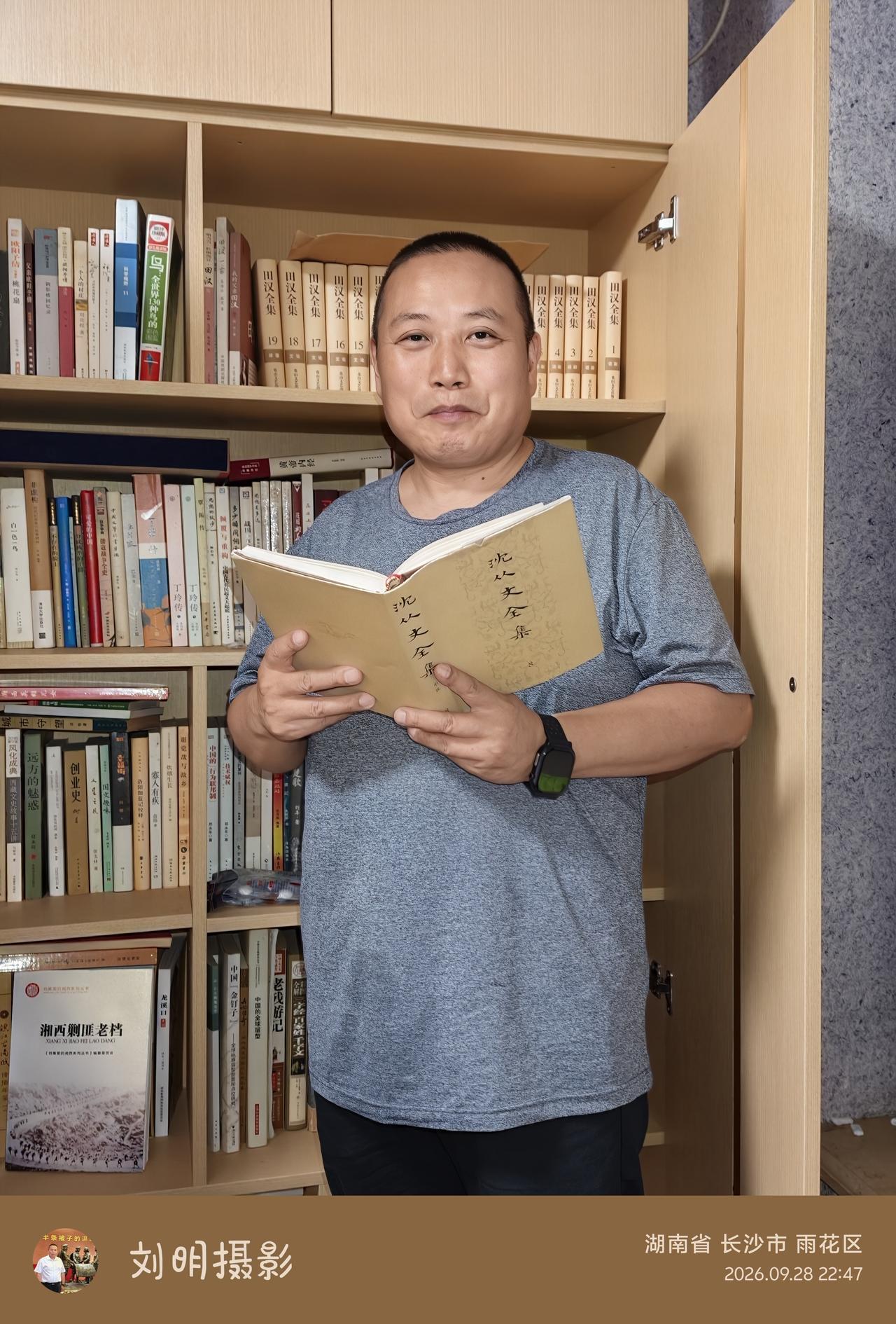 今天闲来无事，一整天在家重读《边城》。眼倦休憩时，用手机玩了几局“掼蛋”游戏，耳