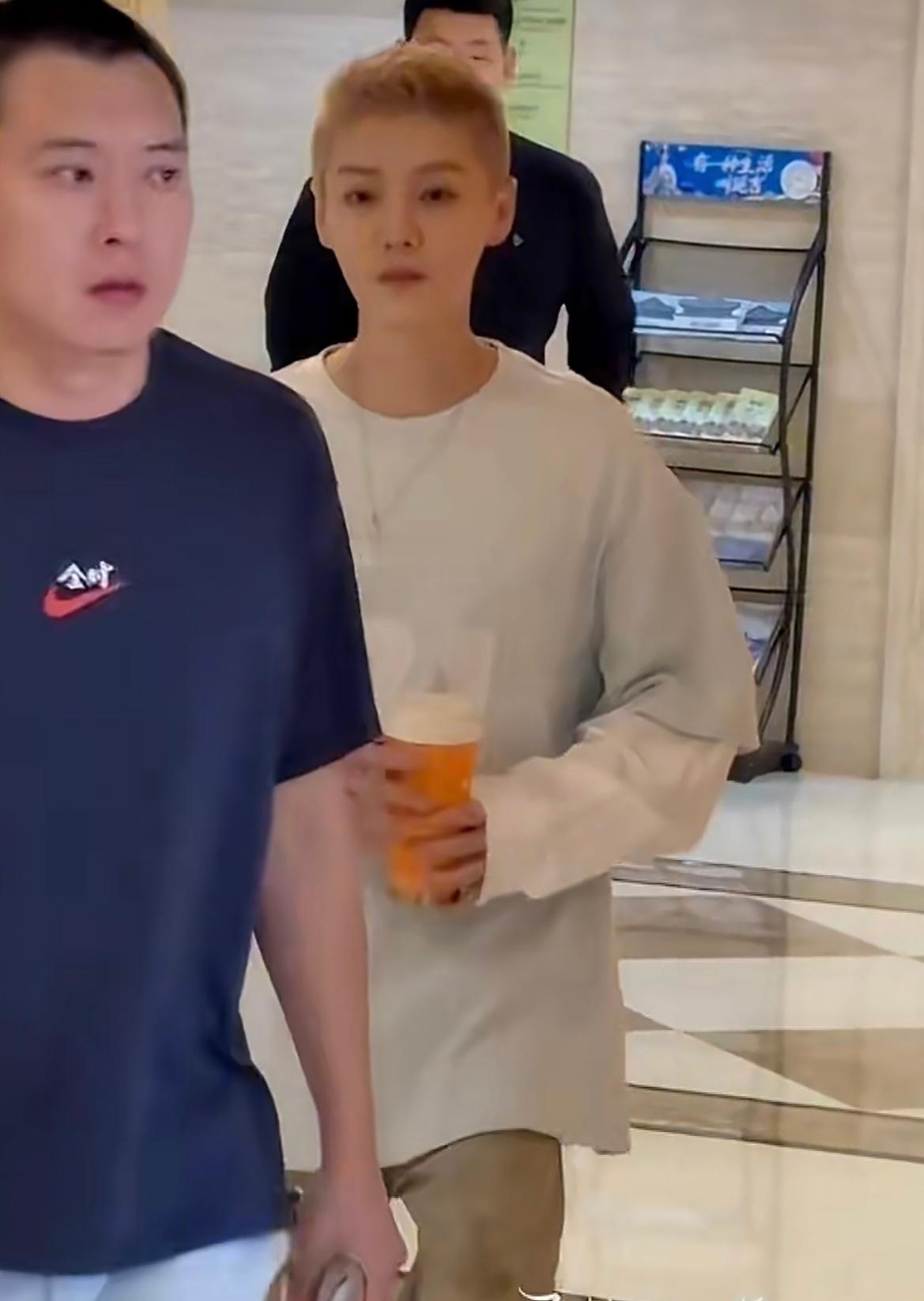 鹿晗这真的不是男大吗这是我老公 