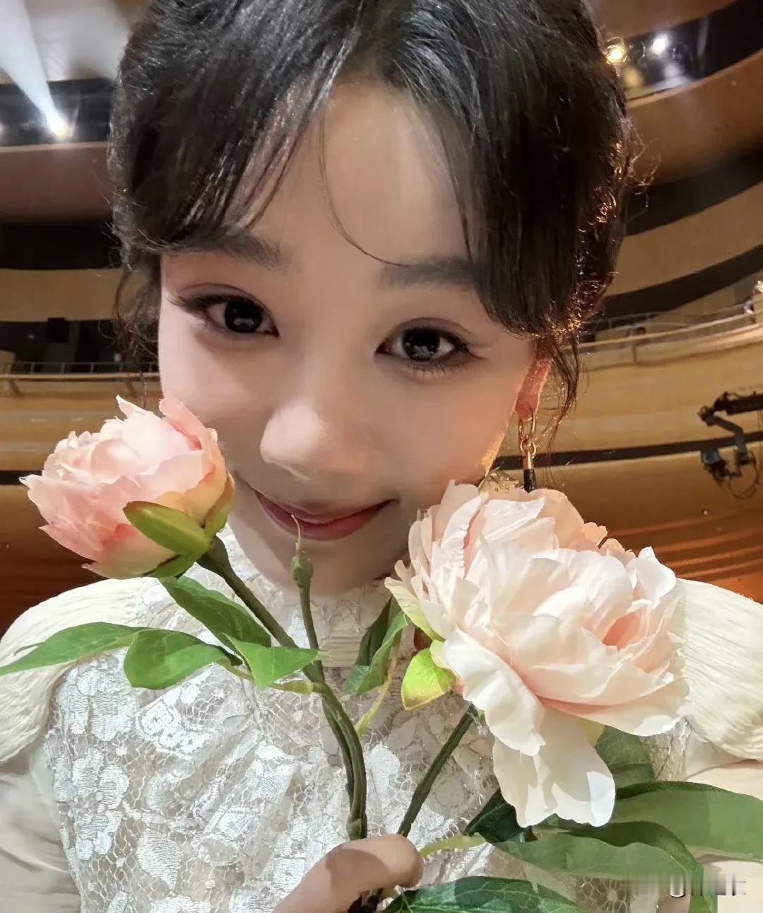 我身边好多人喜欢杨紫，基本上都是事业有成的中青年女性，都是些女老板，有开服装厂的