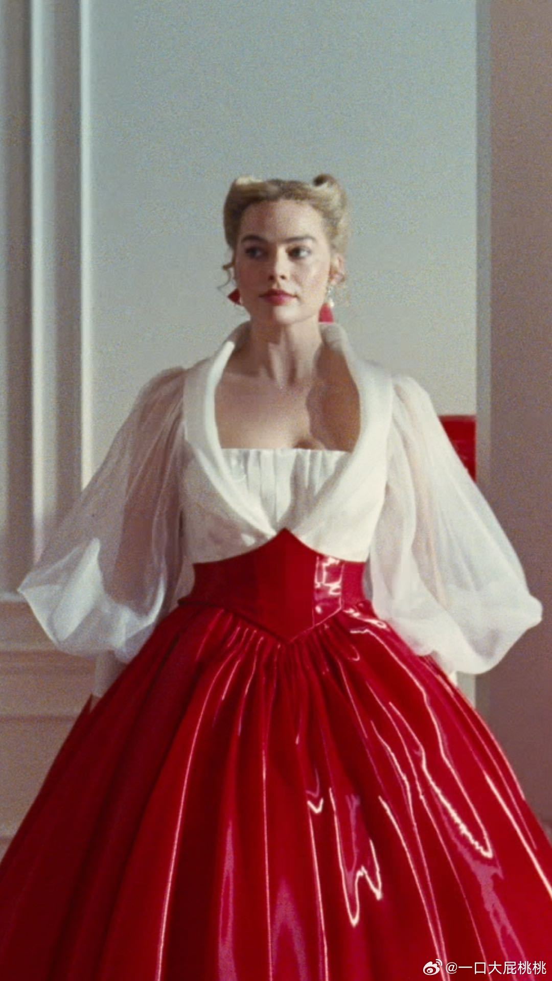 玛格丽特罗比在新片呼啸山庄里共演绎了51套造型，本人路演宣传也是带来了各种出圈造