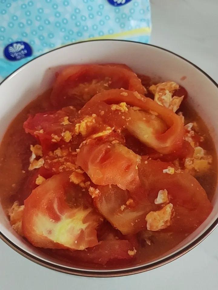 今天的午餐是番茄炒鸡蛋，酸酸甜甜的，很开胃。配着饭吃，可以吃满满的一大碗饭。