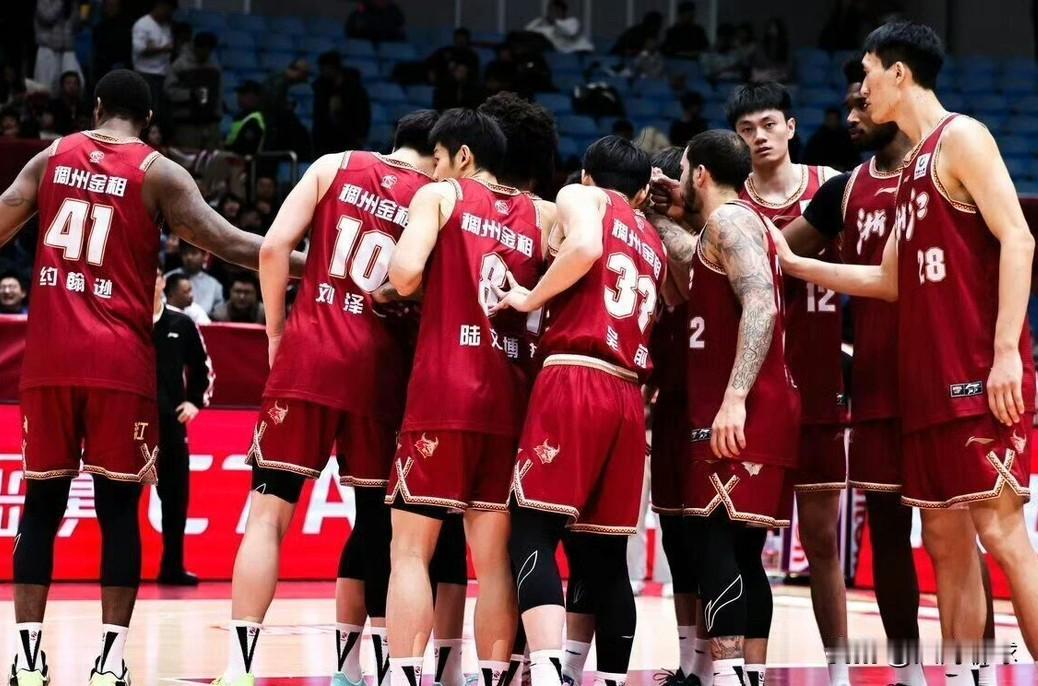 四川男篮今晚或将收获十四连败！今晚19:35分，浙江稠州金租主场迎战四川丰谷酒业