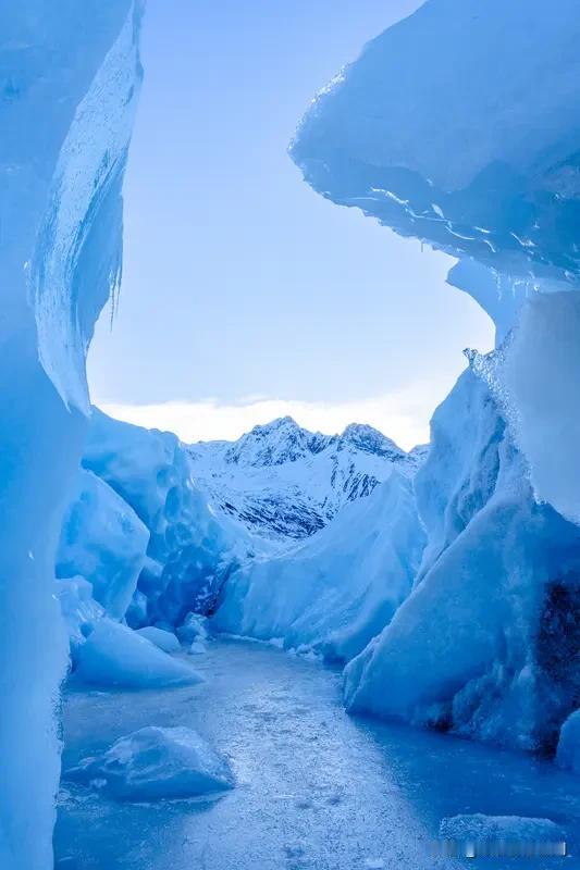 普通冰川是积雪常年压实，把里面的气泡慢慢挤出去，年份久了冰体密度变高，光的散射作