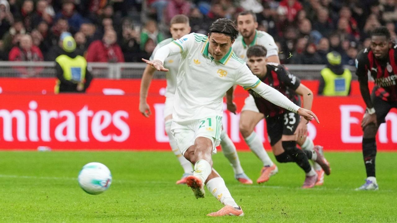 罗马前锋迪巴拉在罚失点球后用手摸着自己的左大腿后侧，随后被主帅换下。
意媒透露，