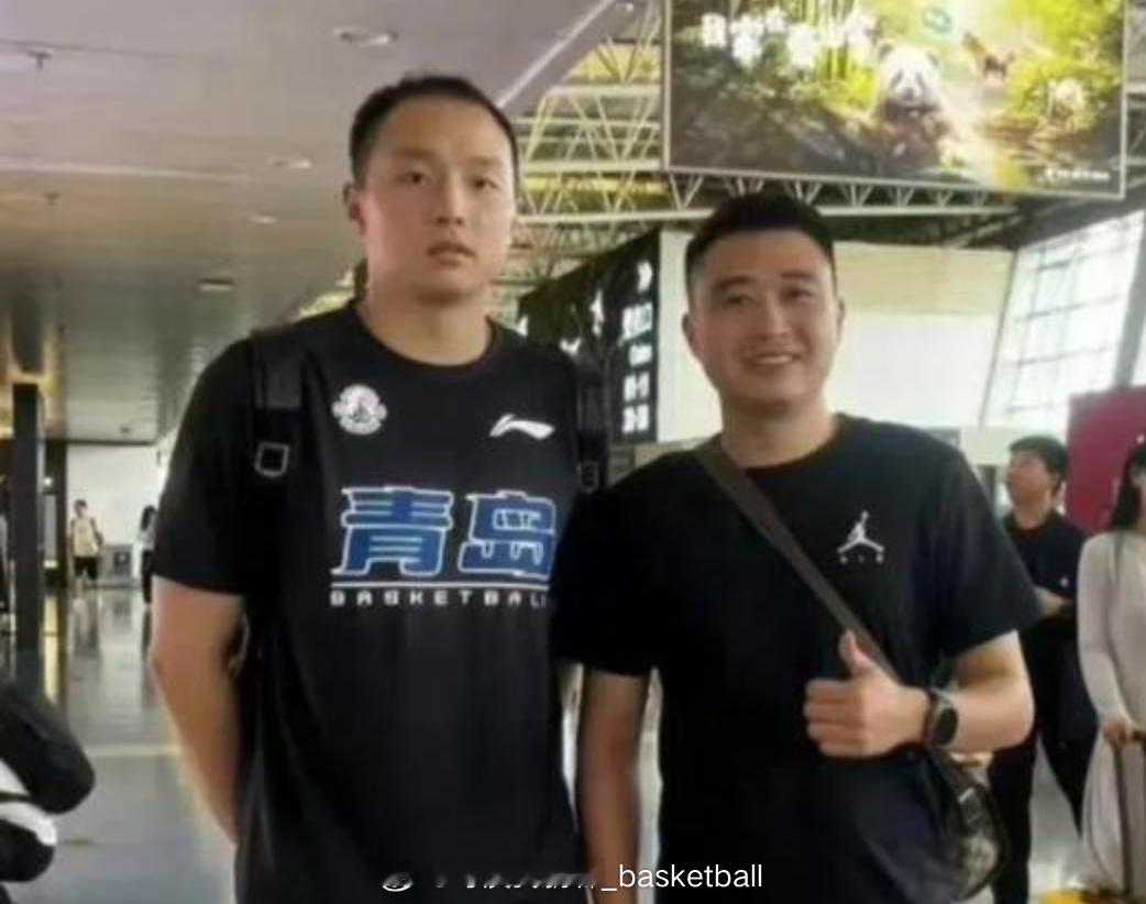 青岛篮球媒体人透露王奕博加盟青岛队的细节：青岛男篮给王奕博开出了顶薪合同，由于浙