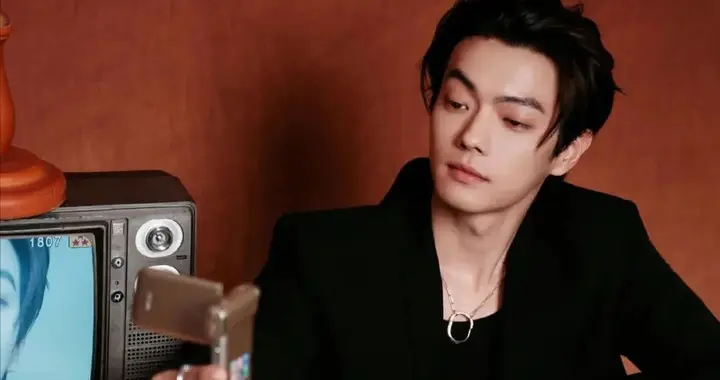 热搜第一！知名男星被曝长期聚众赌博，警方回应