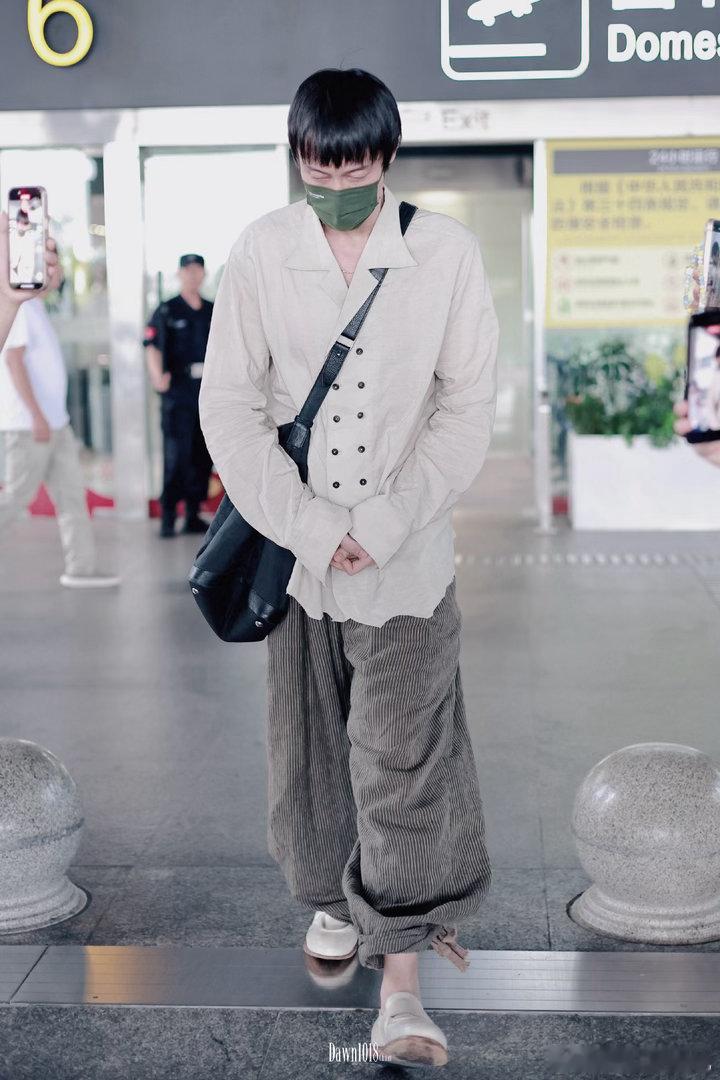 王传君你真是个好人、王传君真诚看完上下班路透，忍不住感叹王传君你真是个好人。他的