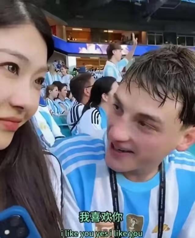 [捂脸][小鼓掌][鼓掌]真的一见钟情！这件事发生在2026年美加墨世界杯的看台