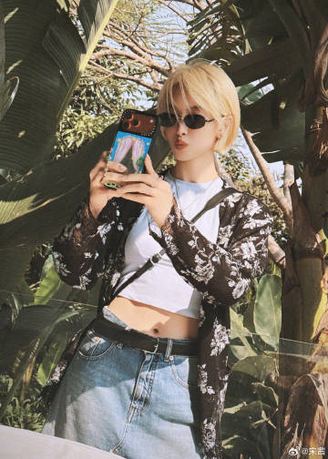 宋茜小金毛的西双版纳之旅人间小金毛宋茜的西双版纳之旅圆满又美好，金发与春日风光完