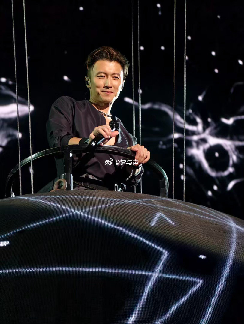 谢霆锋朋友圈步数第一谢霆锋开演唱会，自己给自己加了全场的活。这么多舞台轮番上阵，