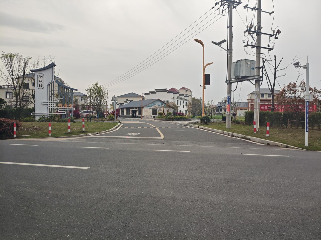 江西农村确实有不少这样的村庄，美得像世外桃源。春日里平坦柏油路直通农家，房屋错落