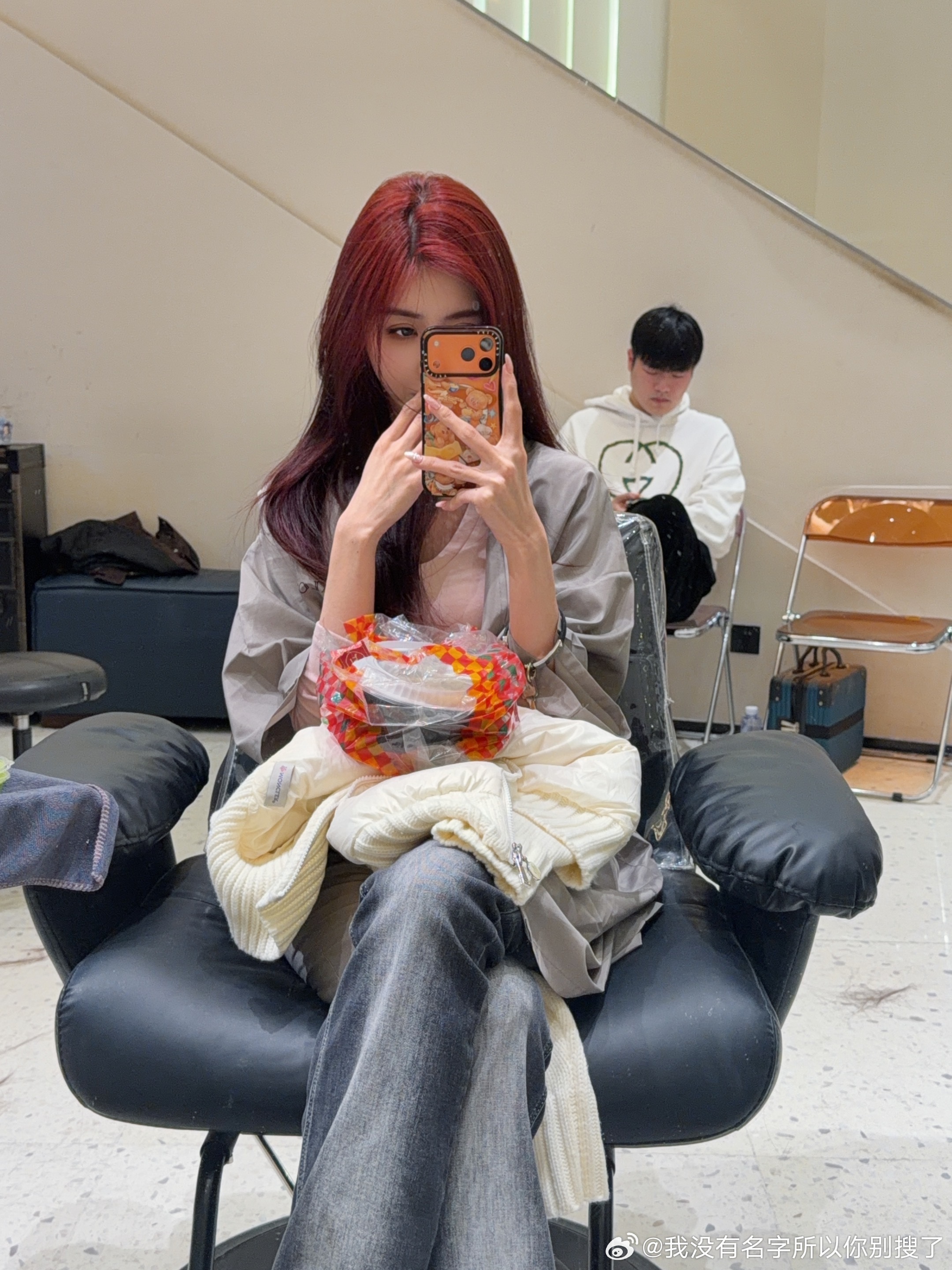 红发限定 今天去染头发被理发师嘲笑自己染的太花给我改回去了 