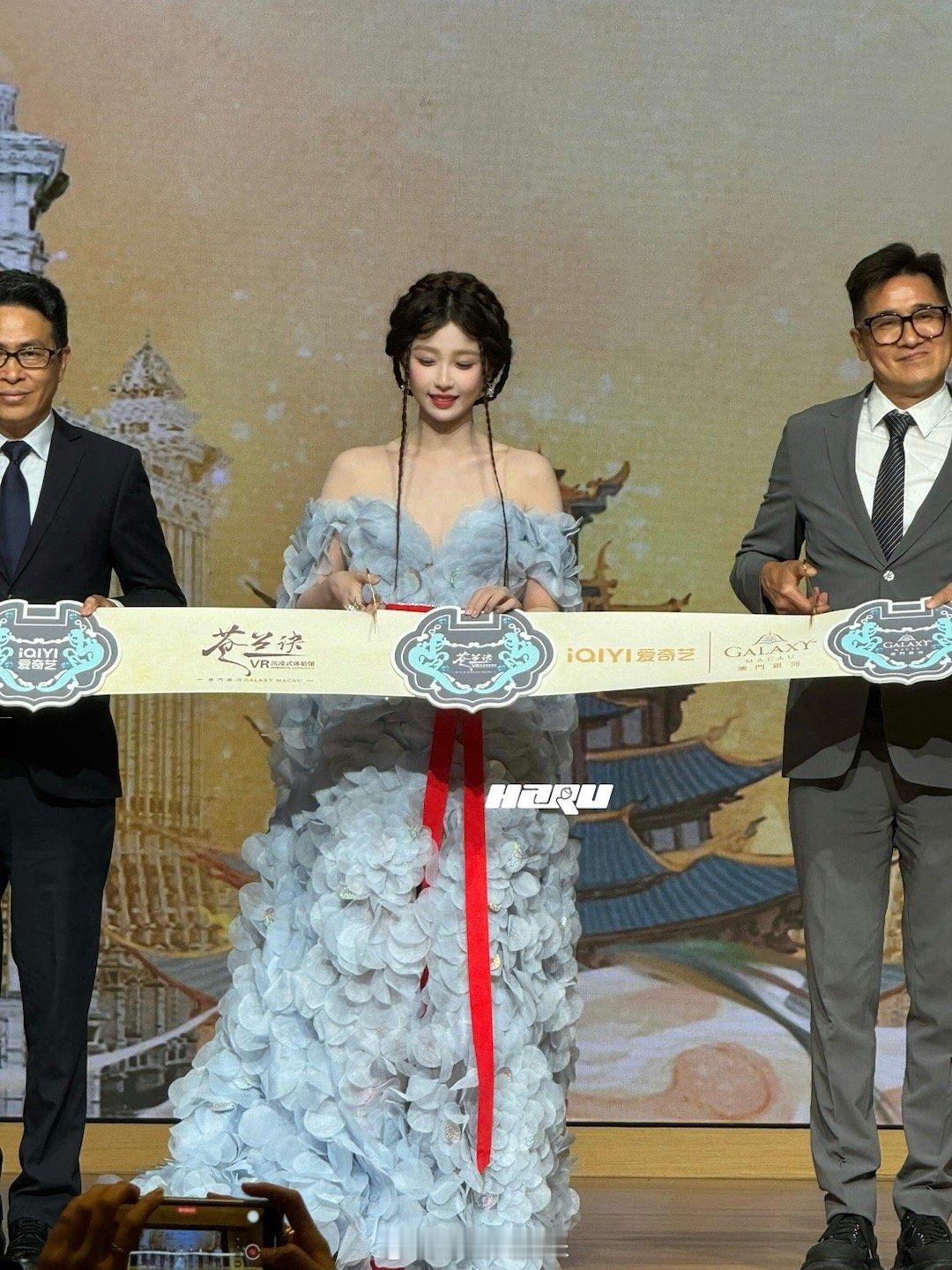 虞书欣这个头型跟这个裙子就完全不搭啊 头发是那种偏古风的，这个裙子有点那种宫廷感