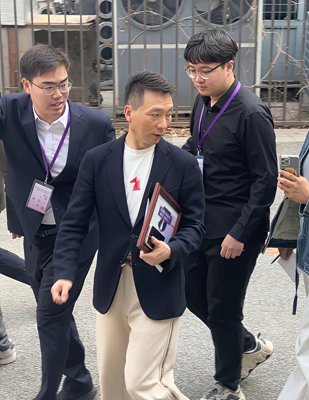 康辉老师还是这么有气质，请问一下他的白色衣服是什么牌子的