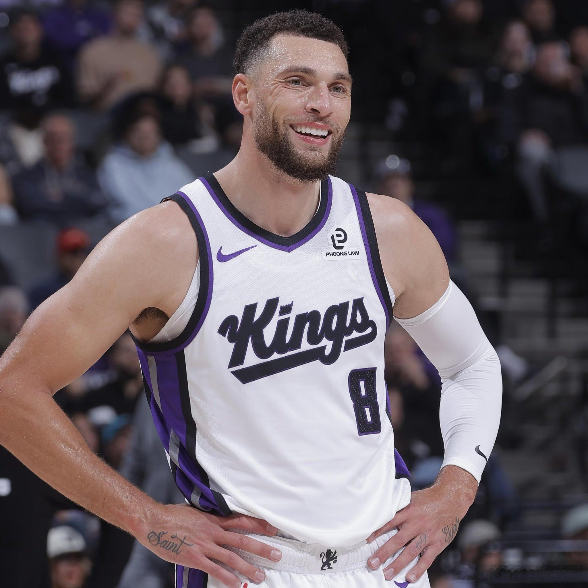 国王队记: 拉文左脚踝中度扭伤，将在一周后重新评估！拉文本赛季出战23场，场均2