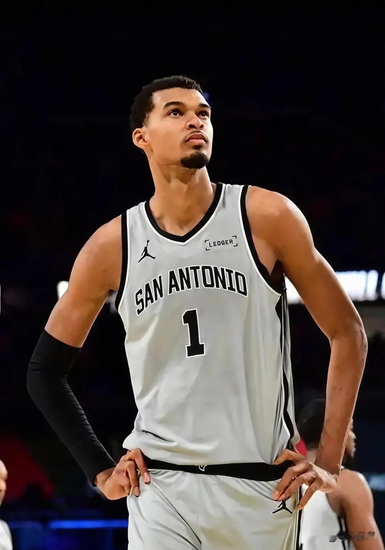 成也文班，败也文班！
NBA总决赛第二回合，比赛最后时刻文班亚马打成2+1，帮助