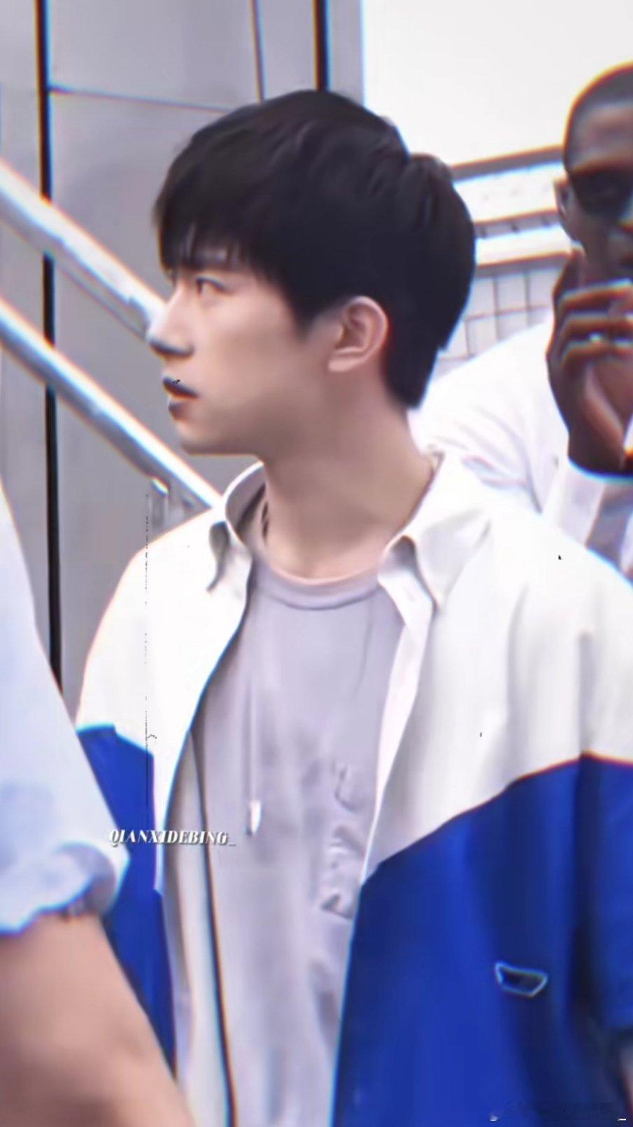 #易烊千玺[超话]# 奶奶的也太乖了吧！这要是放在高中，暗恋三年不说，怎么着也得