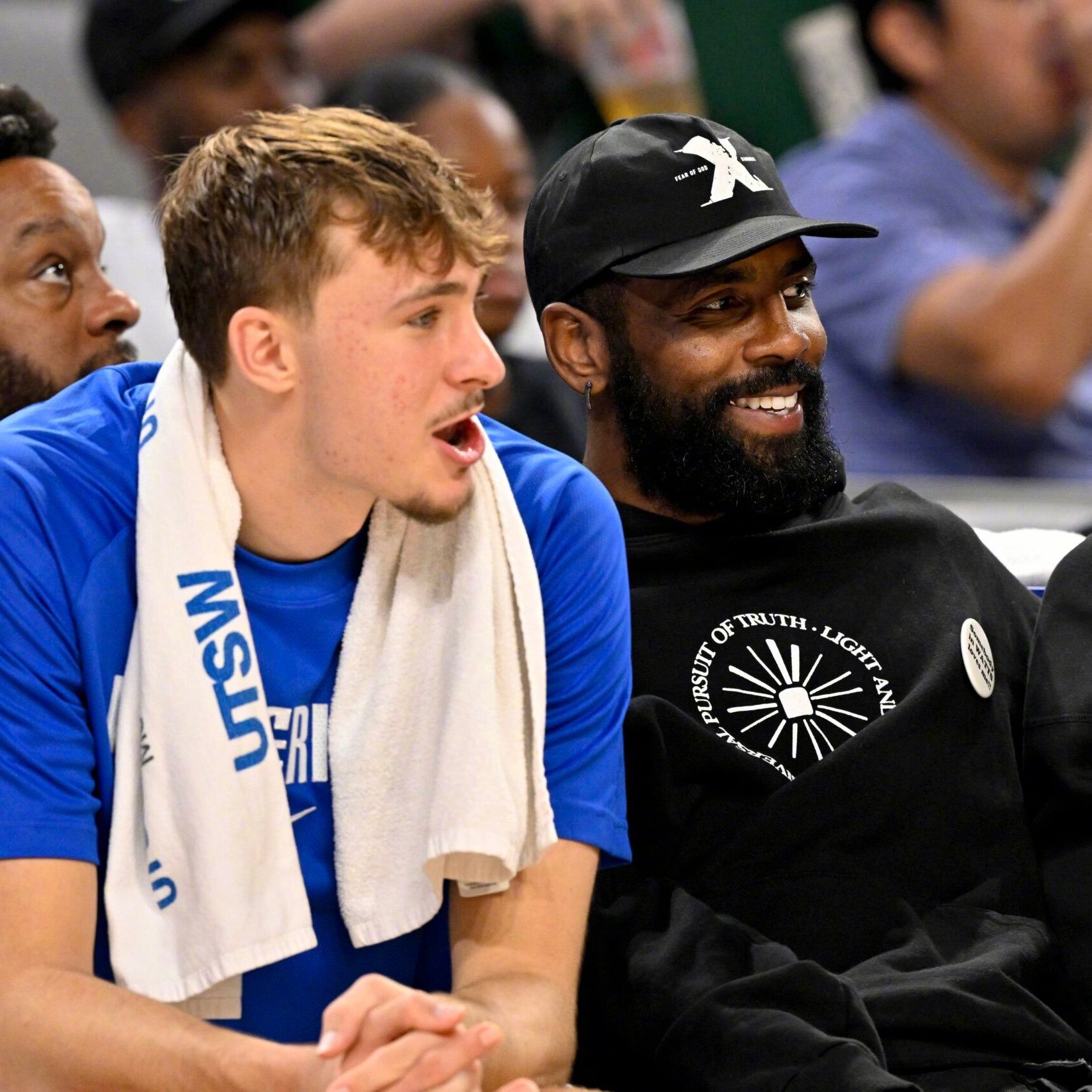 Marc Stein报道，独行侠队愿意讨论交易除弗拉格和欧文外的任何球员，但这很